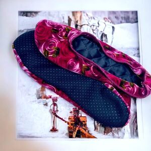Roses 🌹 on Velvet l Slippers l Quilted insoles l Skid proof bottom l 8-9